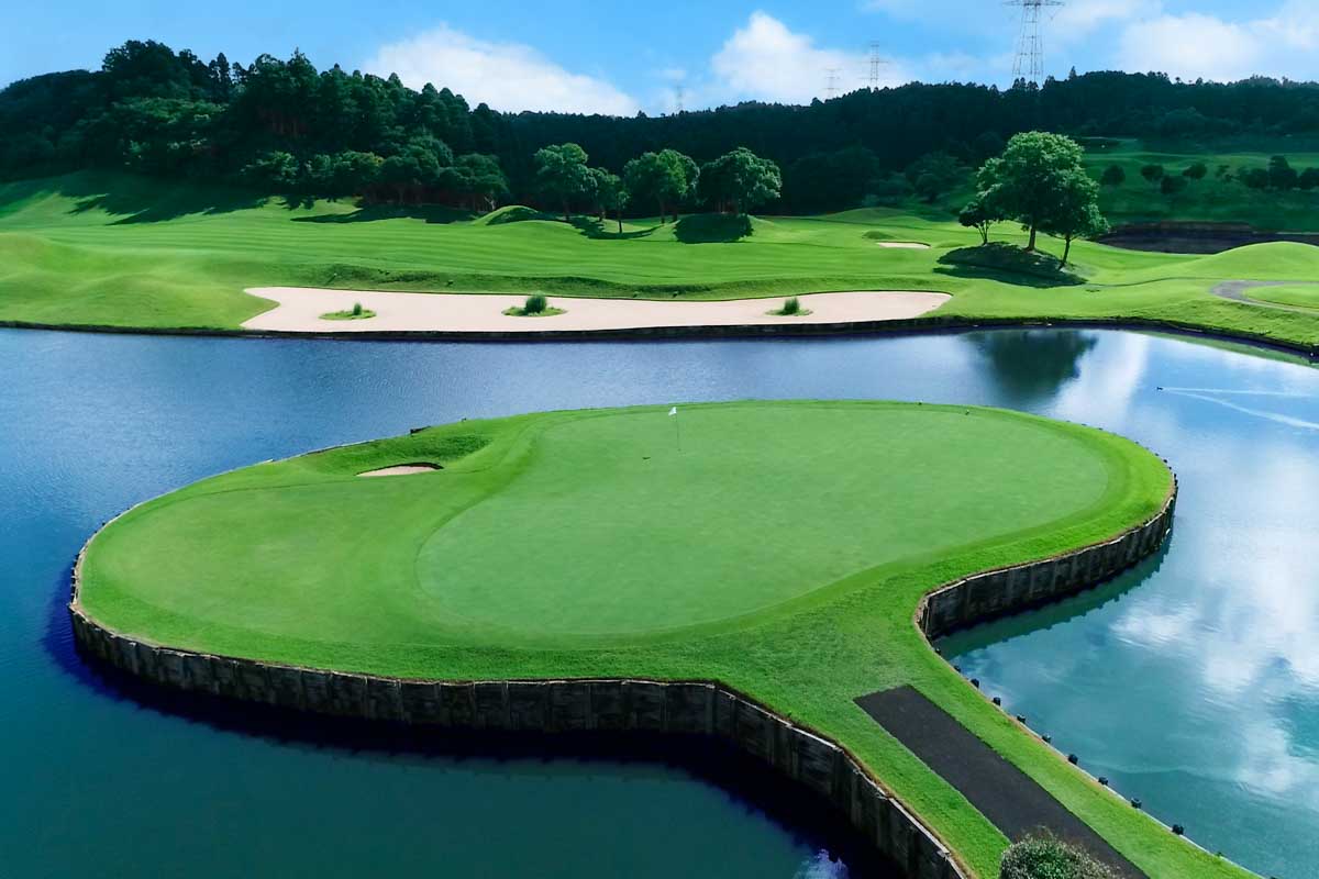 17番ホール。ピート・ダイのアイコンである浮島グリーン内にも恐ろしげなバンカーが　写真提供:PGMマリアゴルフリンクス