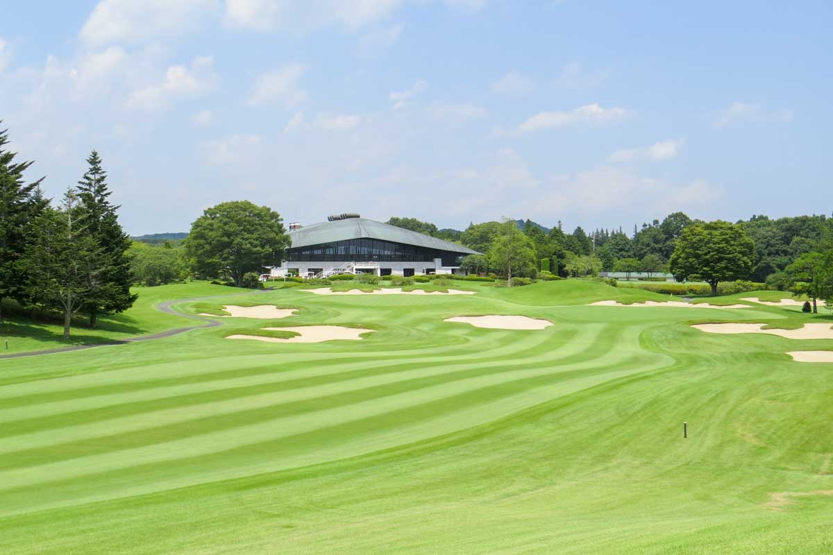 中央に見えるクラブハウスは、文化勲章受章者の建築家・村野藤吾の設計によるもの写真提供:スターツ笠間ゴルフ倶楽部