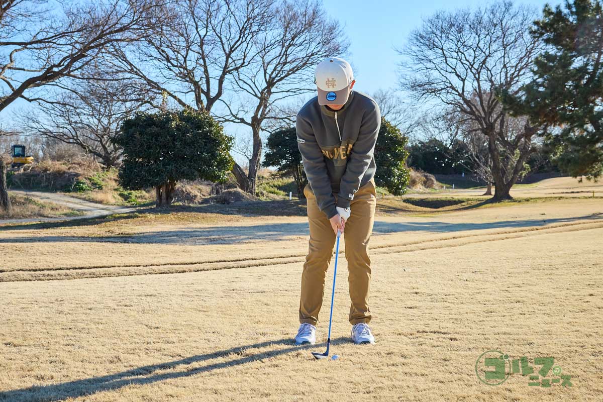 左体重で構え、右寄りに球をセット。フェースは少し開いておく。スタンスはややオープンにし、スタンスなりにスイング。コックを使って始動し、フォローを低く出していくとダウンブローになって深いラフでもボールを飛ばせる