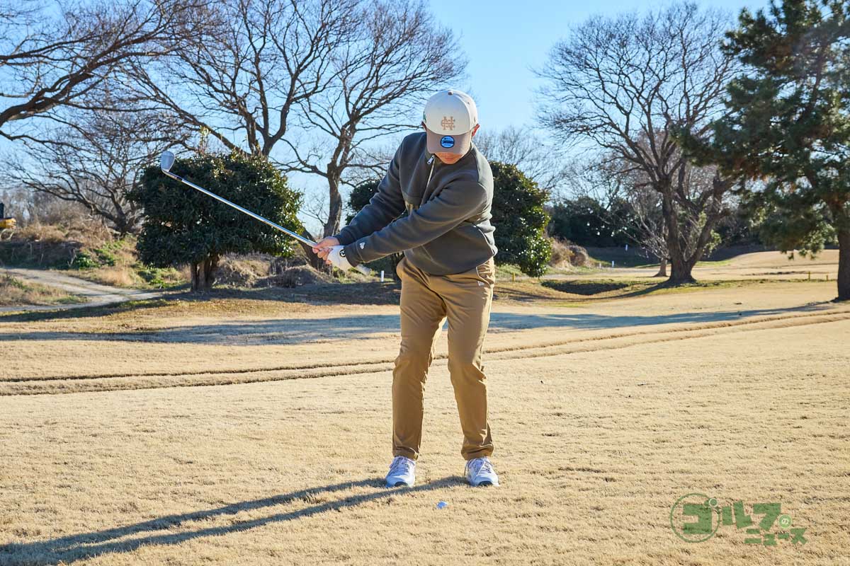 左体重で構え、右寄りに球をセット。フェースは少し開いておく。スタンスはややオープンにし、スタンスなりにスイング。コックを使って始動し、フォローを低く出していくとダウンブローになって深いラフでもボールを飛ばせる