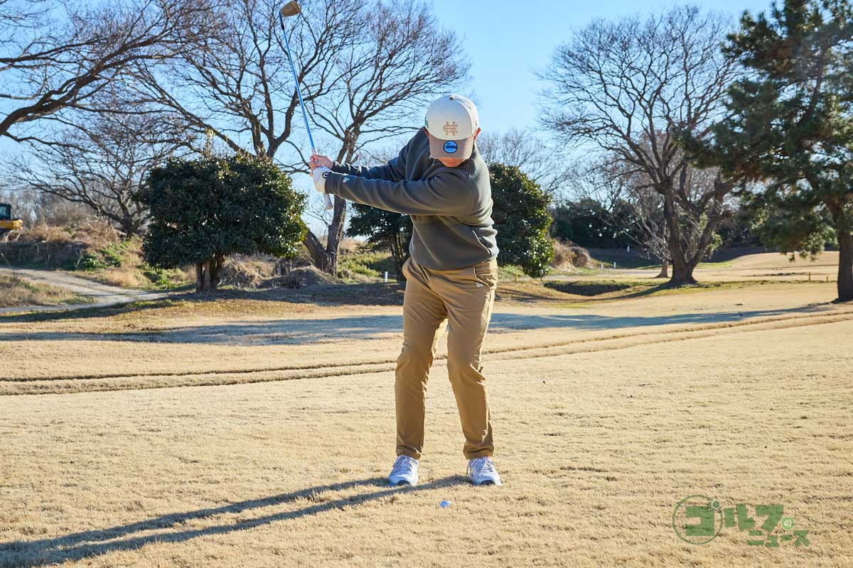 左体重で構え、右寄りに球をセット。フェースは少し開いておく。スタンスはややオープンにし、スタンスなりにスイング。コックを使って始動し、フォローを低く出していくとダウンブローになって深いラフでもボールを飛ばせる