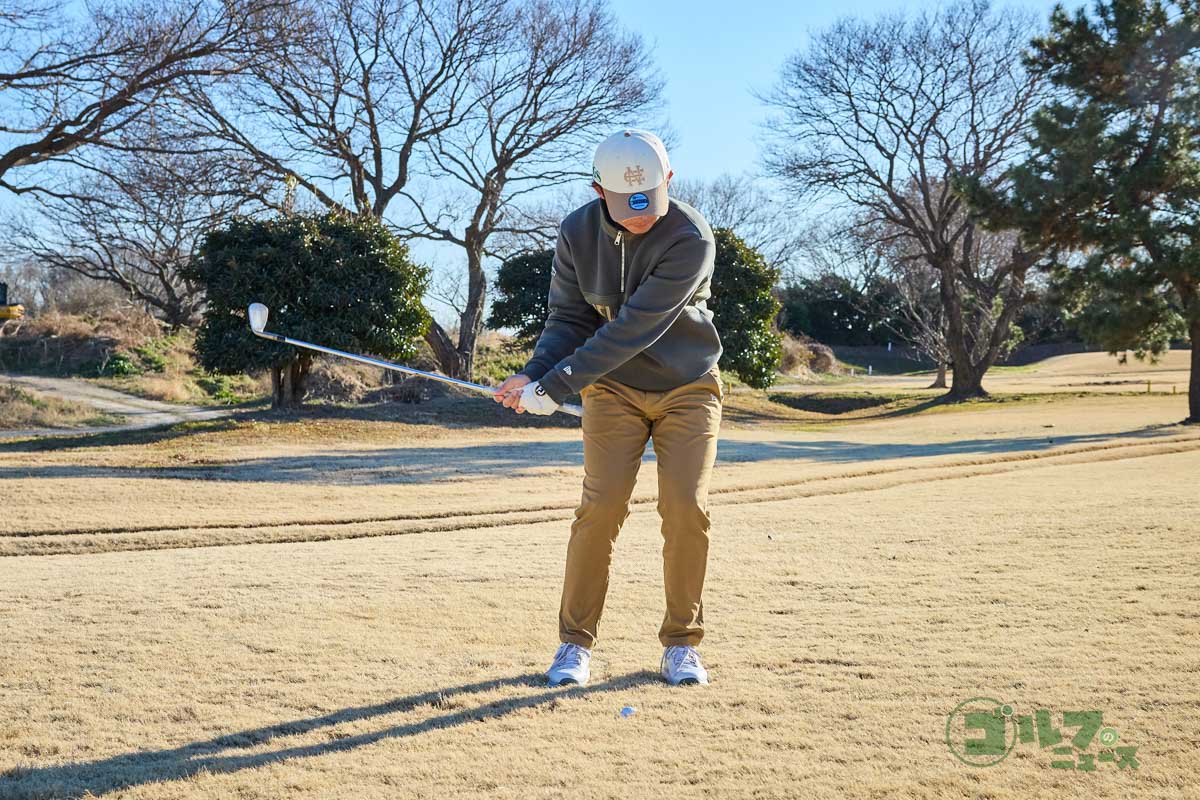 左体重で構え、右寄りに球をセット。フェースは少し開いておく。スタンスはややオープンにし、スタンスなりにスイング。コックを使って始動し、フォローを低く出していくとダウンブローになって深いラフでもボールを飛ばせる