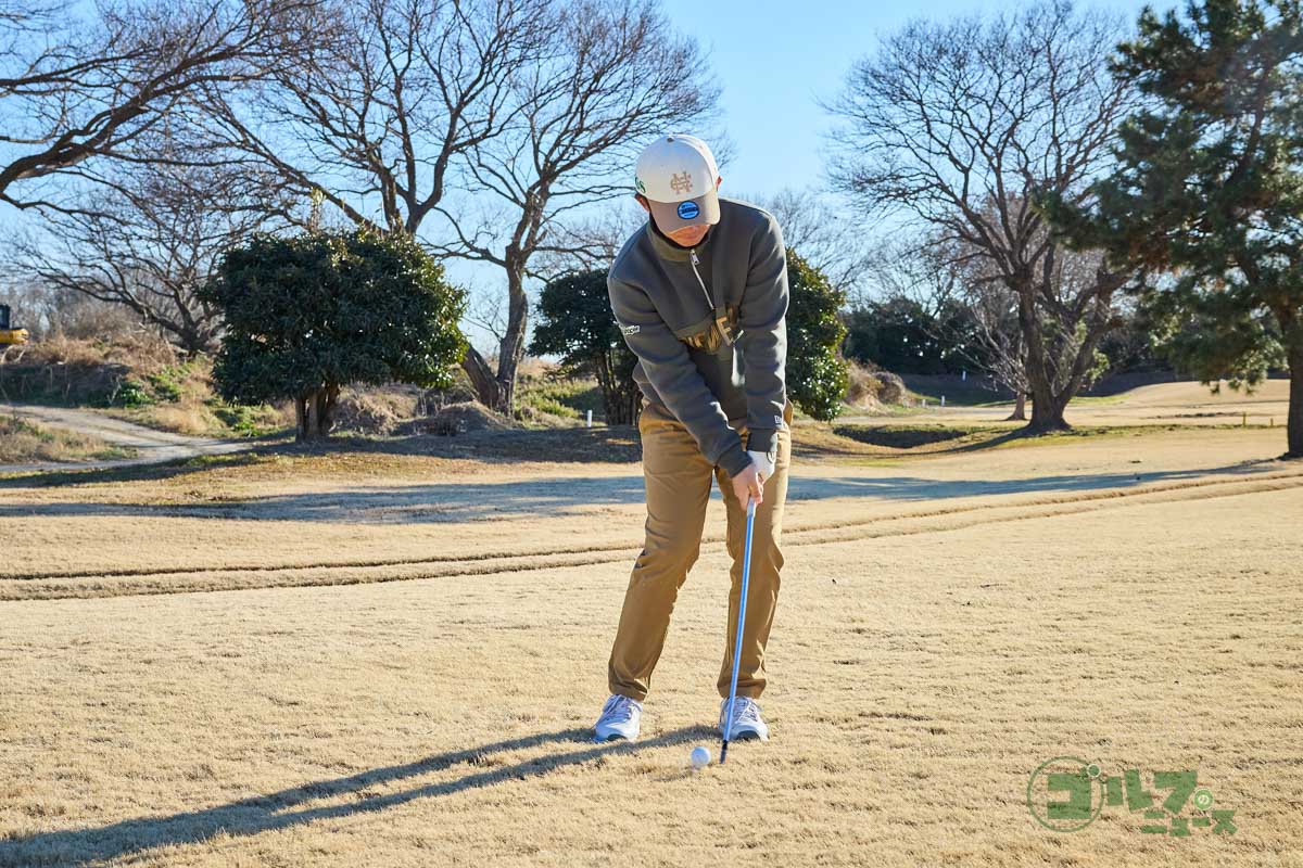 左体重で構え、右寄りに球をセット。フェースは少し開いておく。スタンスはややオープンにし、スタンスなりにスイング。コックを使って始動し、フォローを低く出していくとダウンブローになって深いラフでもボールを飛ばせる