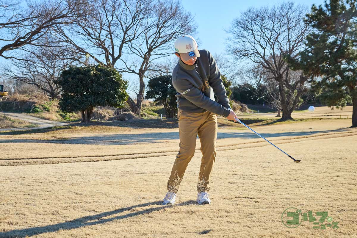 左体重で構え、右寄りに球をセット。フェースは少し開いておく。スタンスはややオープンにし、スタンスなりにスイング。コックを使って始動し、フォローを低く出していくとダウンブローになって深いラフでもボールを飛ばせる