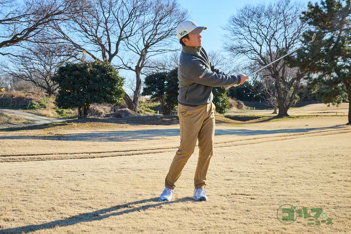 左体重で構え、右寄りに球をセット。フェースは少し開いておく。スタンスはややオープンにし、スタンスなりにスイング。コックを使って始動し、フォローを低く出していくとダウンブローになって深いラフでもボールを飛ばせる