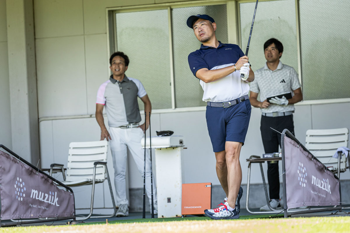 練習場でもトラックマンでデータ計測を行った[写真：角田慎太郎]