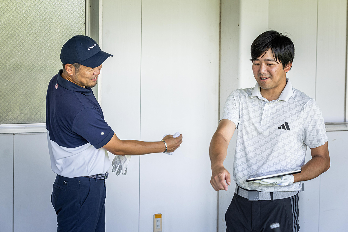 「TENSEI Pro Black 1K Core」のしなりを共有する石橋さん（写真左）と森山プロ（写真右）[写真：角田慎太郎]