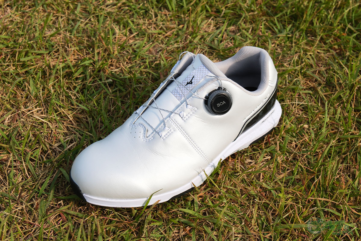 甲を包むようなアッパー部分の素材のやわらかさも「ネクスライト エナジー」の特徴