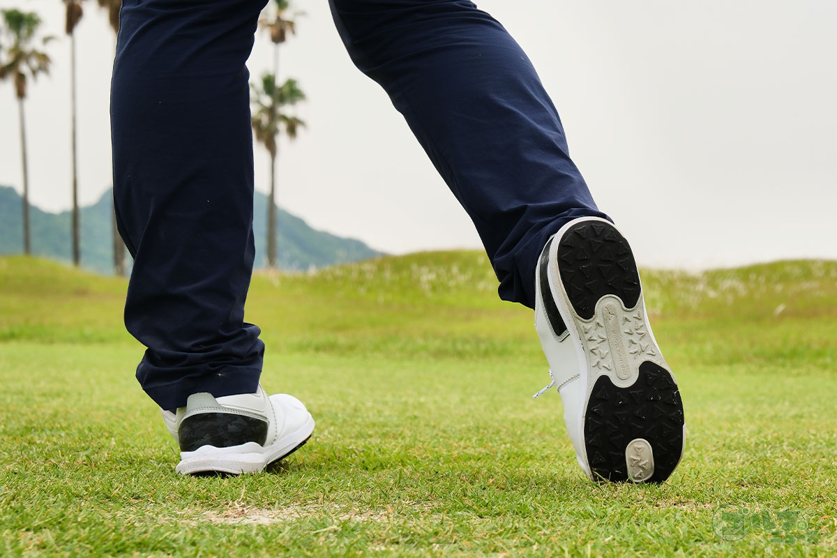 アウトソールには三角形の突起が付けられている