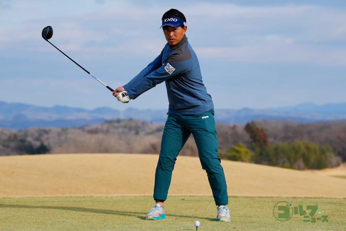 右ヒザの向きを変えずにヘッドを低く長く引く　写真:鈴木祥