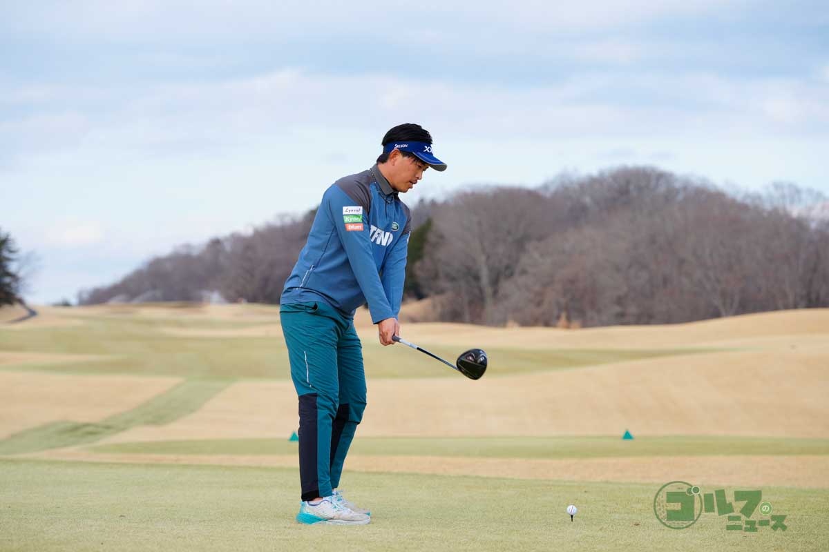 ヘッドを低く長く引くことで、スイングアークの大きなバックスイングが可能になる　写真:鈴木祥
