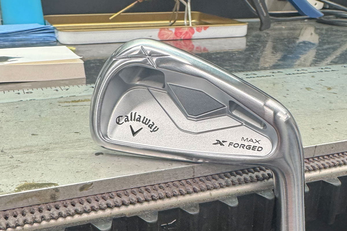 「X FORGED MAX」と刻印された新しいアイアン