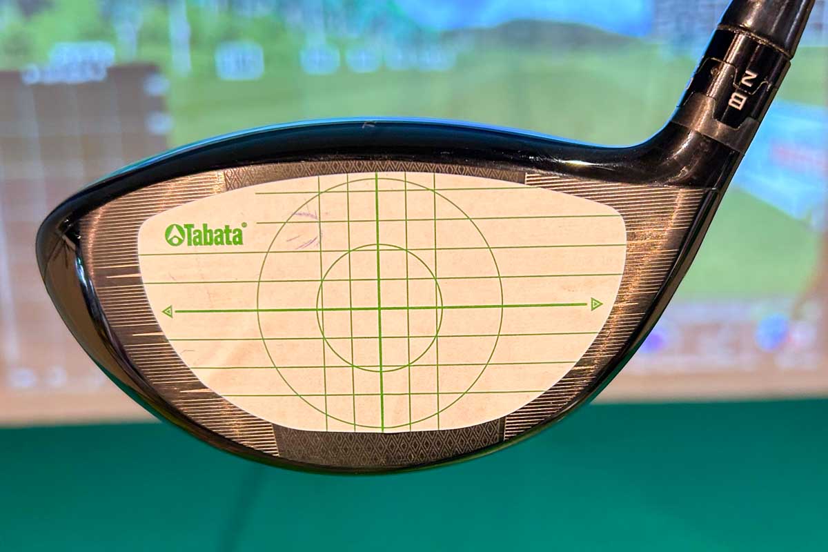 打点シールを貼って練習する際、打点の跡を確認する前に、どこに当たったのかをインパクトの感触から予想する習慣をつけたい