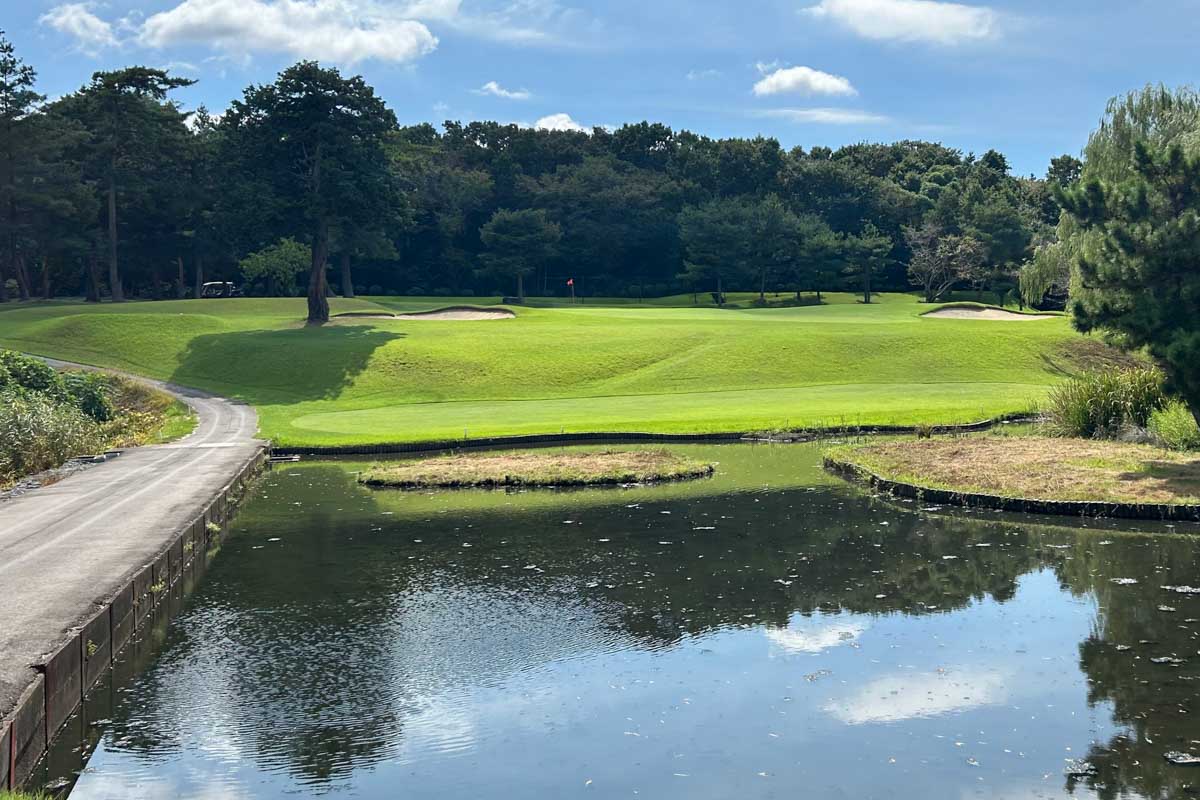 ピンまでの距離だけでなく、前後左右のハザードを避けられる許容範囲に合った番手を選択することでセカンドショットの距離感がつくられる