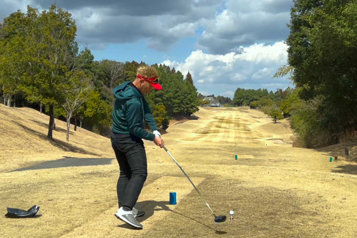 ドライバーショットでは最適なインパクトがしやすい「体との距離」と「ボール位置」を探しておくことが、ミート率アップの第一歩