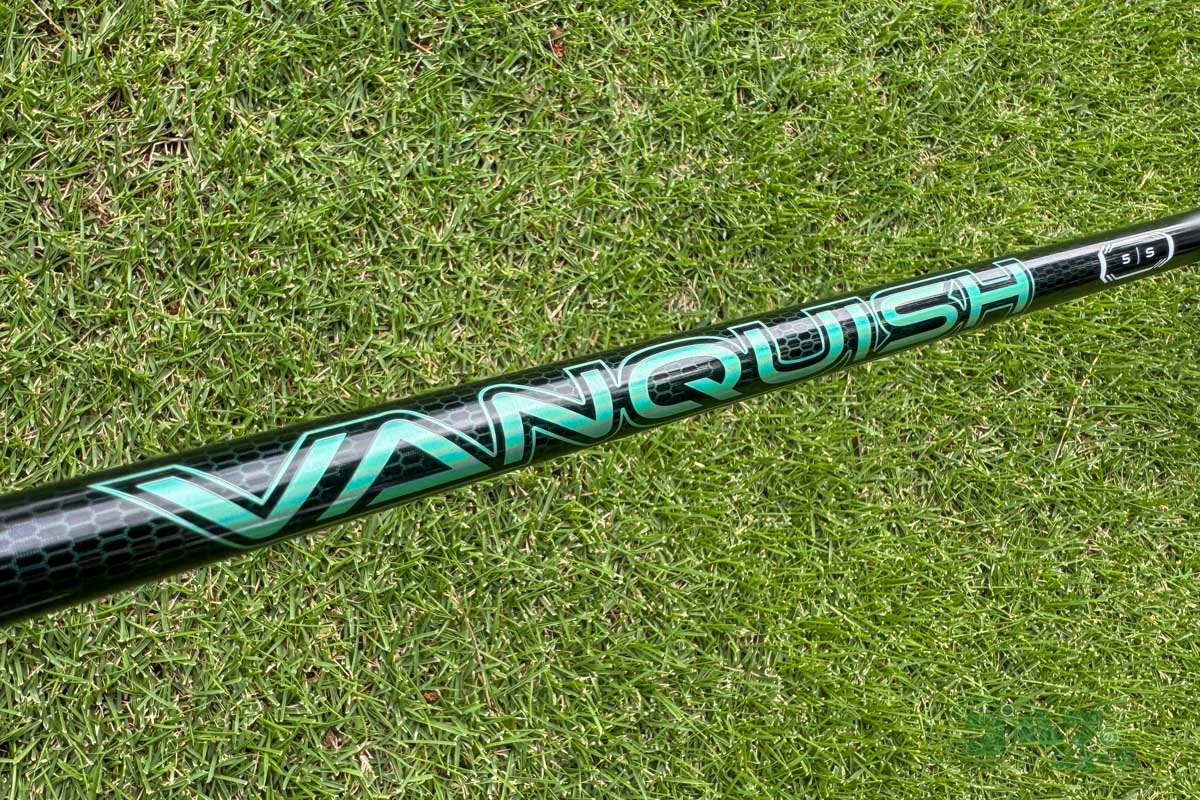 マットブラックにホログラム転写でグリーンの「VANQUISH」ロゴがプリント、カッコいいシャフトに仕上がっている