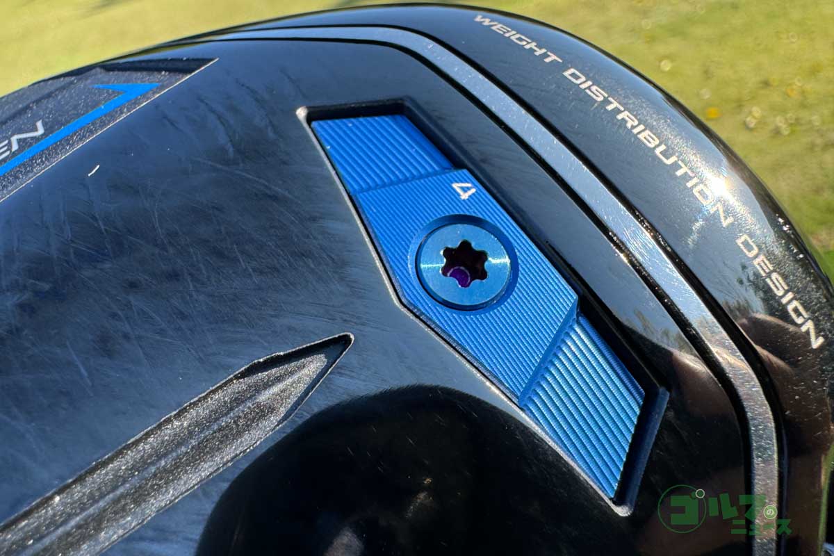 標準でソールのフェース寄りに4グラム、ヘッド後方に14グラムのウエートが装着されている