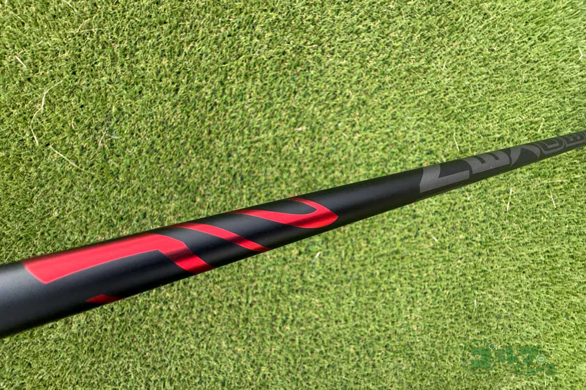 切り返してからハーフウェイダウンにかけて中間あたりのしなりを感じ、インパクトまでは先端寄りが走ってくれる感じがある「SS RED」