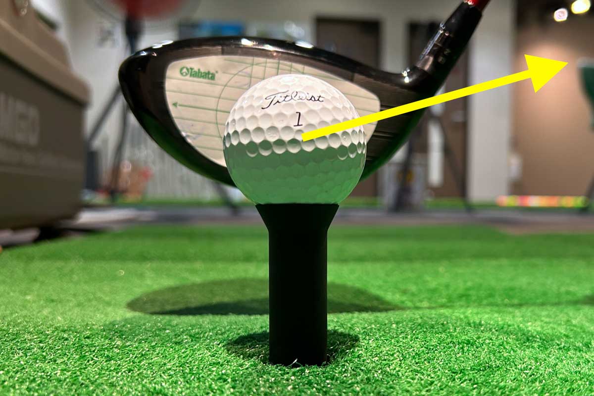 フェースをスクエアにインパクトしたつもりでも、ドライバーのフェースには丸み（バルジ）があるためヒール寄りでインパクトするほどボールは左に打ち出されて（プル）しまう