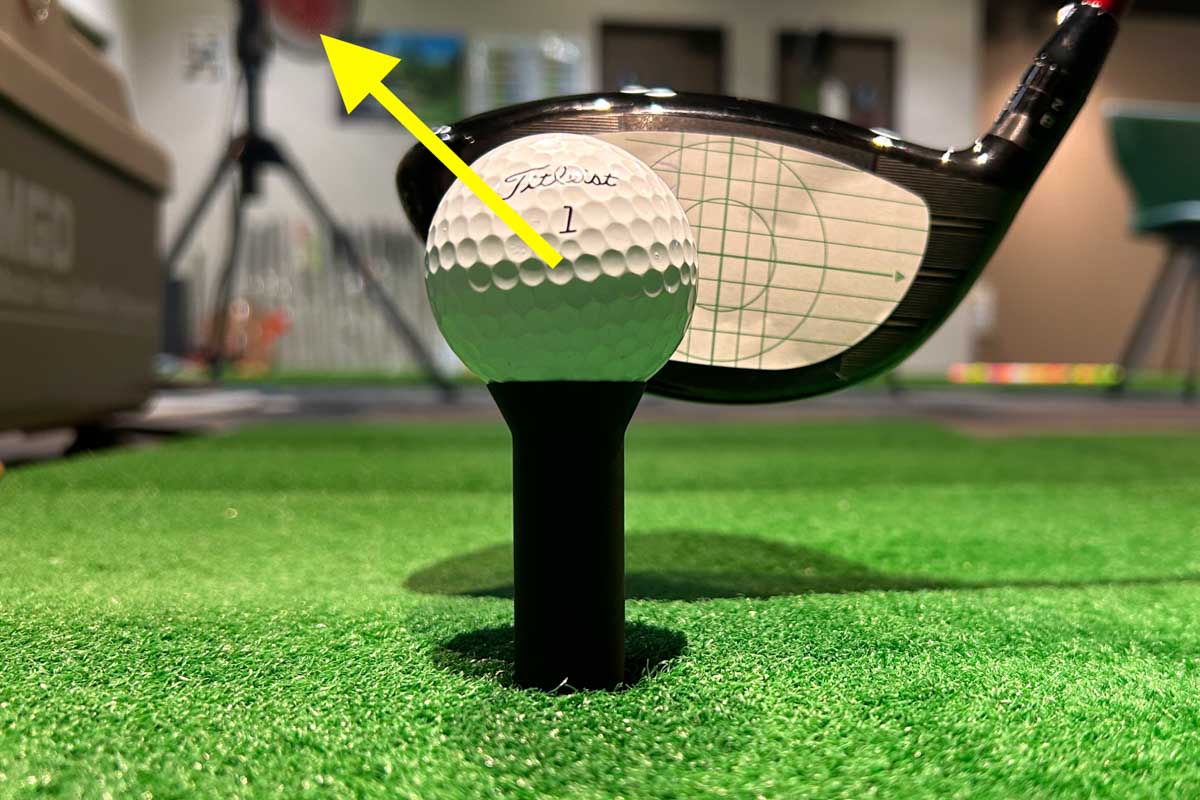 ドライバーのフェースには丸み（バルジ）があるため、（フェース全体が真っすぐでも）トゥ寄りでインパクトすると右に打ち出されプッシュアウトになる