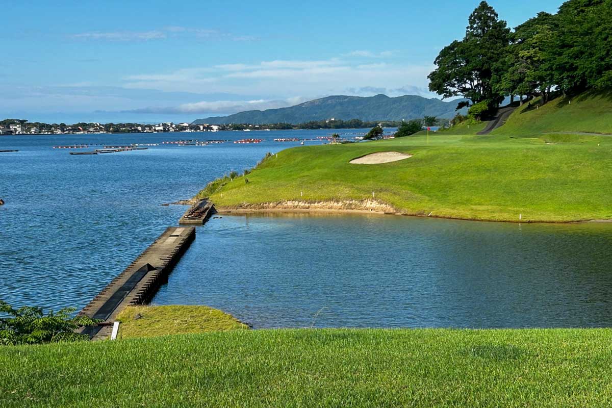 久美浜湾の穏やかな水面が間近に感じられる久美浜CC 3番パー4　写真提供:久美浜CC