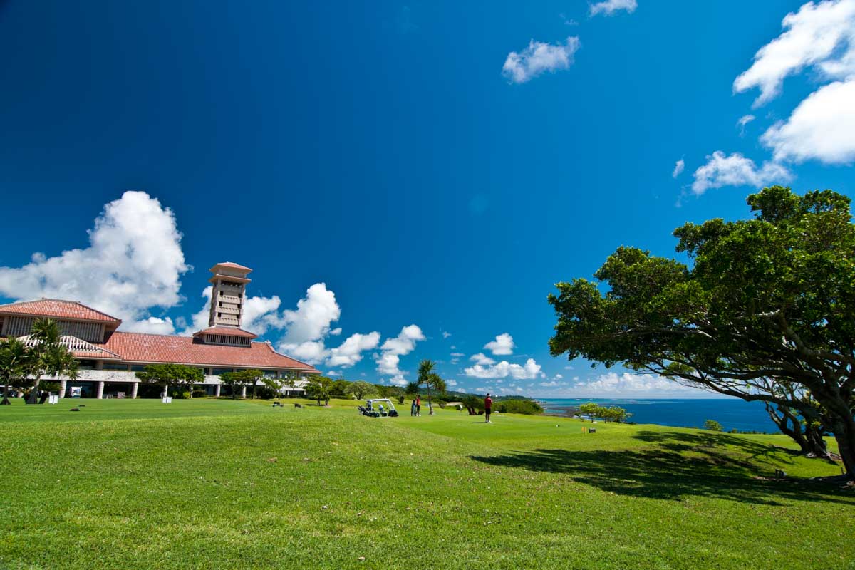 南国ムードあふれるザ・サザンリンクスGCのクラブハウス前には、遮るもののない青い海が続く　写真提供:アコーディア・ゴルフ 