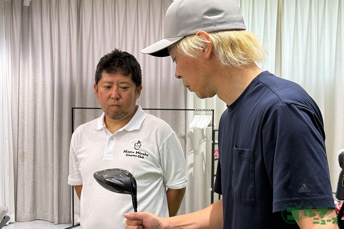 打音に違いを感じたと話す甲斐さん（写真左）