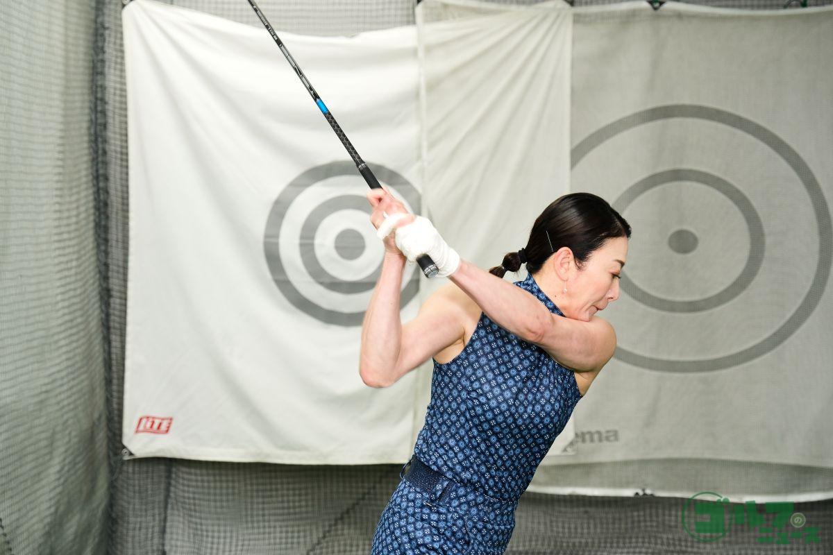 フィッティング中の田中雅美さん