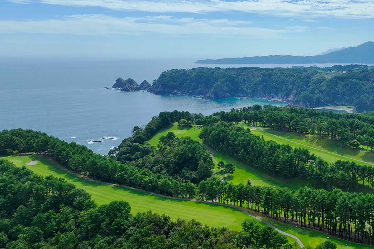 リアス海岸の独特の地形を活かして18ホールがレイアウトされている宮古CC　写真提供:宮古CC