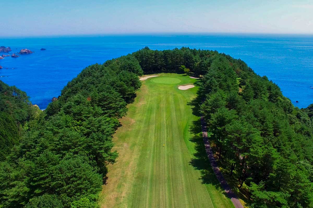 太平洋に向かってショットする、通称“馬の背”の宮古CC 11番パー4。左右の林の外は全てガケ　写真提供:宮古CC