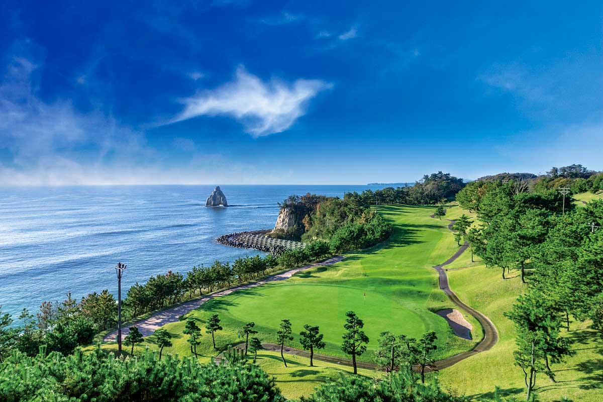 小名浜オーシャンホテル＆GCのホテルからコースを望む。海にぽつんと浮かぶ島は、ウミウの生息地である照島（国指定天然記念物指定）　写真提供:アコーディア・ゴルフ 