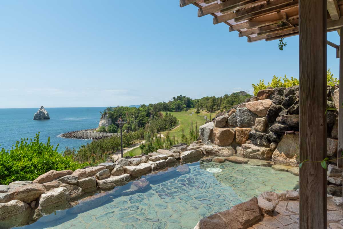 小名浜オーシャンホテル＆GCのホテル内にある照島温泉の露天風呂　写真提供:アコーディア・ゴルフ 