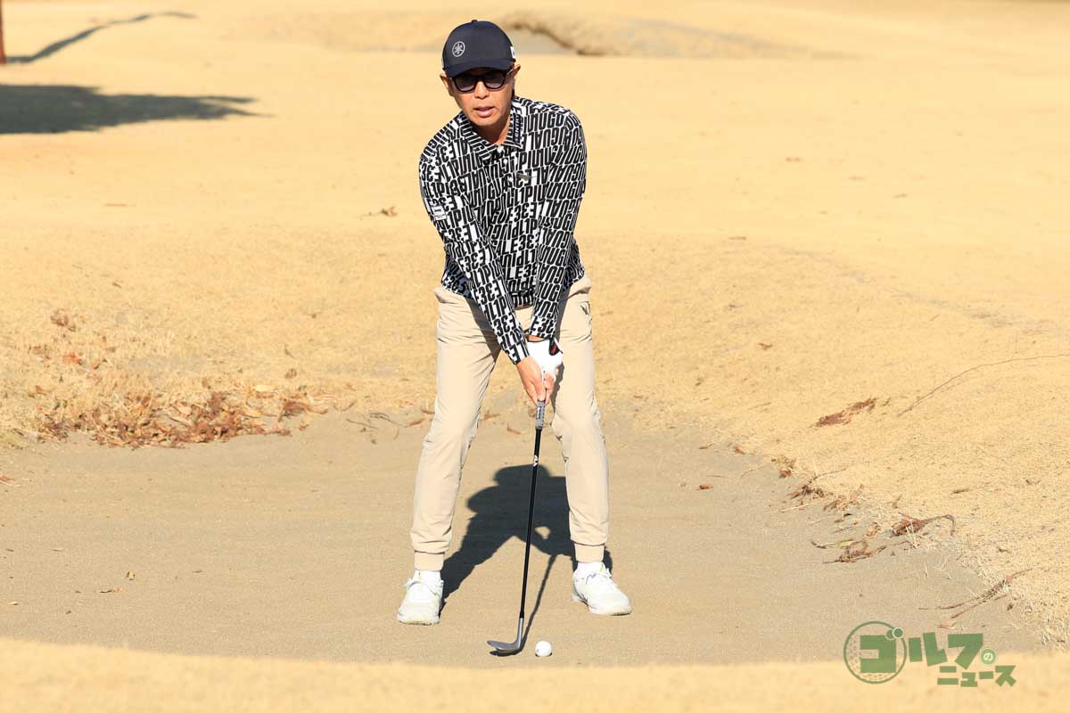 6対4の左足体重で、ボール位置は左ワキ前かさらに少し左でもOK　写真:小林司