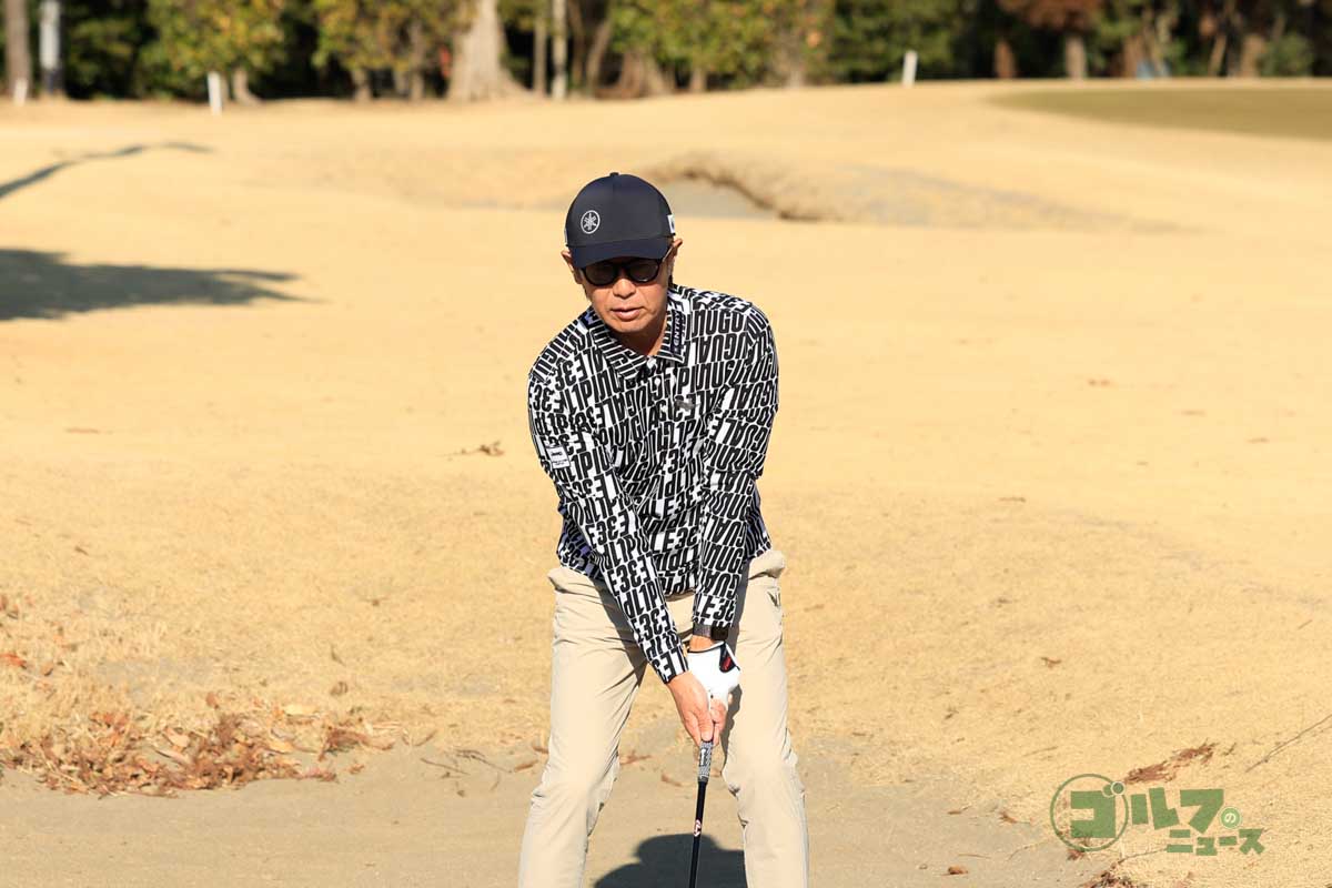 左手首を甲側に折って上げ、フォローでも再び甲側に折る　写真:小林司