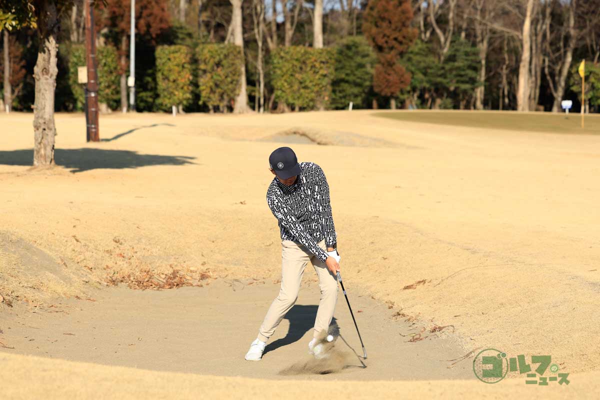 あまり下半身は使わず、腕と手首でしっかり振り抜くのがポイント　写真:小林司