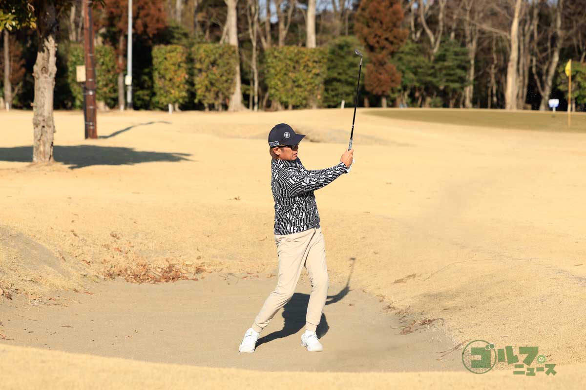 あまり下半身は使わず、腕と手首でしっかり振り抜くのがポイント　写真:小林司