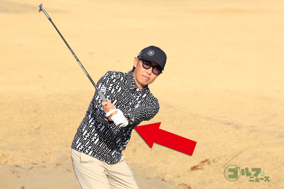 左手首を甲側に折ると簡単に球を上げられる　写真:小林司