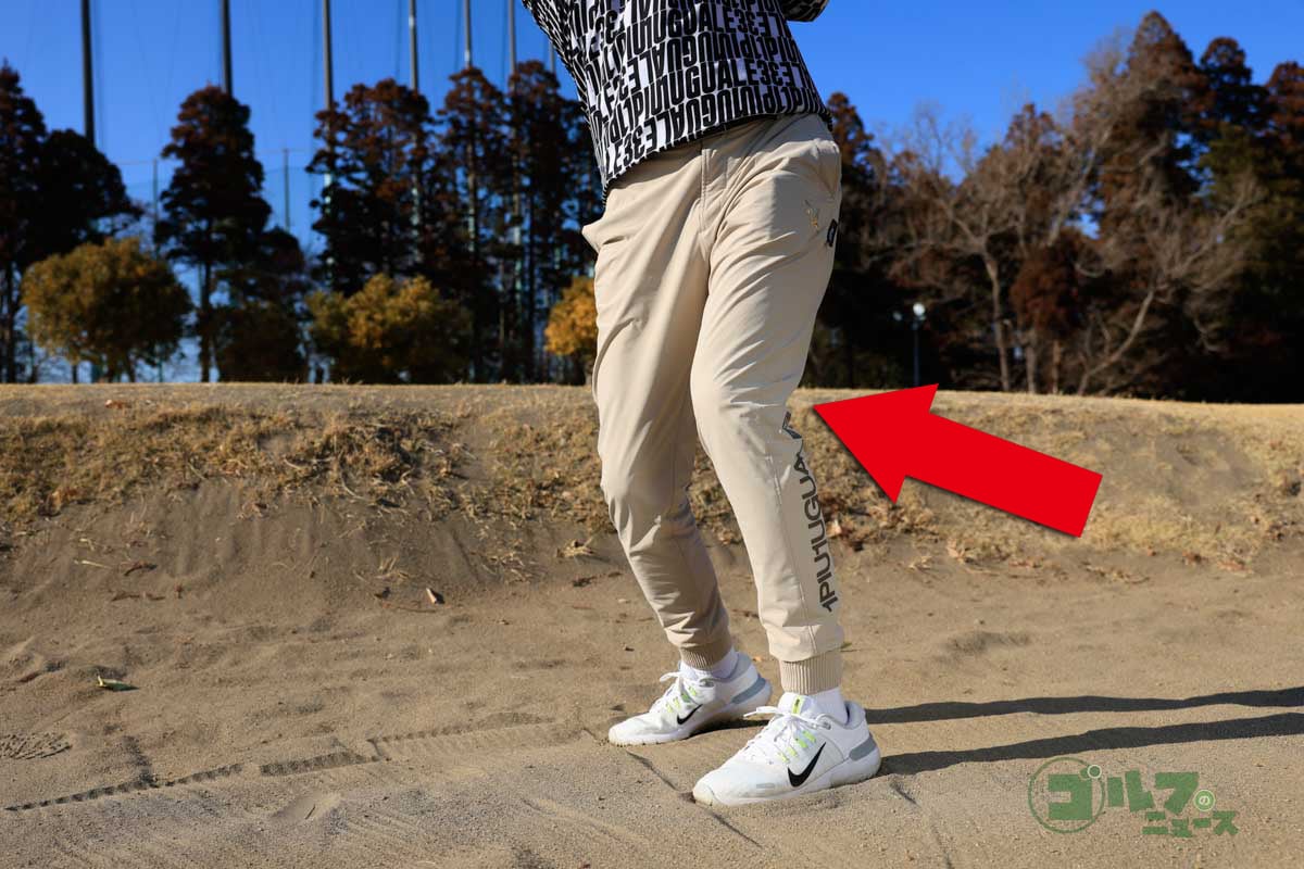 フィニッシュまで左ヒザを曲げたままキープ　写真:小林司