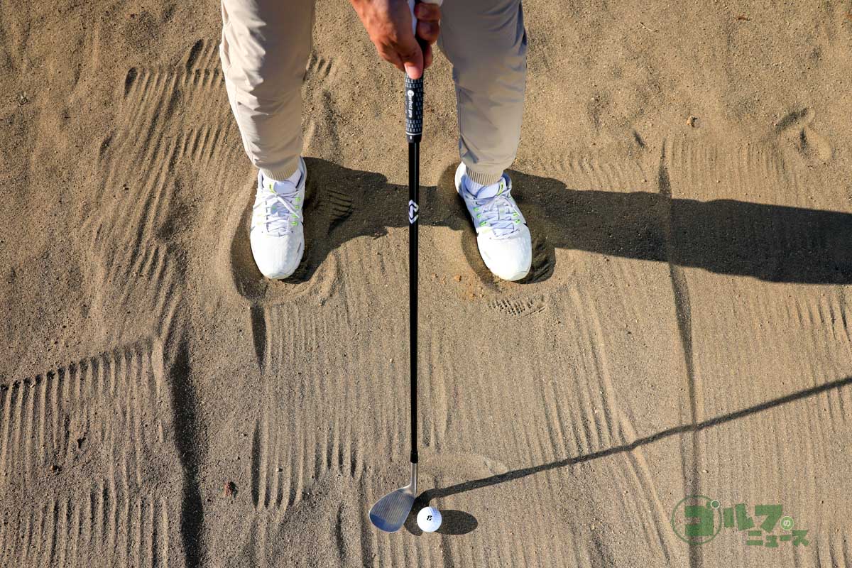 スタンスはスクエアでOK。フェースだけを右に向ける　写真:小林司