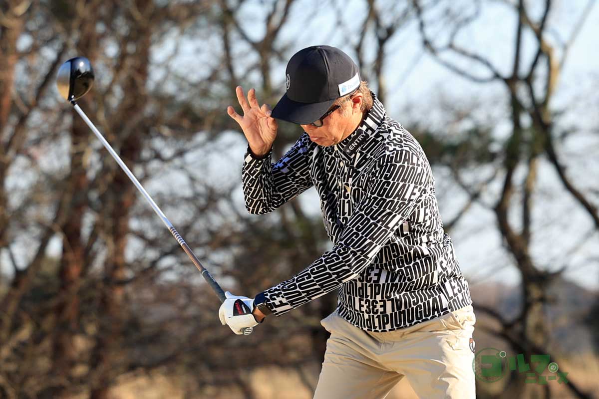ダウンスイングで帽子のツバを右に向けておく意識を持つと球がつかまる　写真:小林司