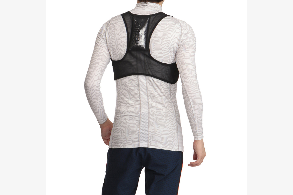 保冷剤をセットして着用できるミズノの「クーリングインナーベスト」