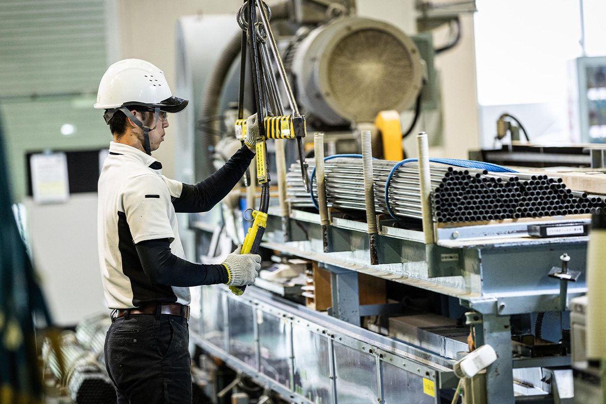 機械化された工程と手作業をバランスよく組み合わせて、生産効率を上げていく[写真：角田慎太郎]