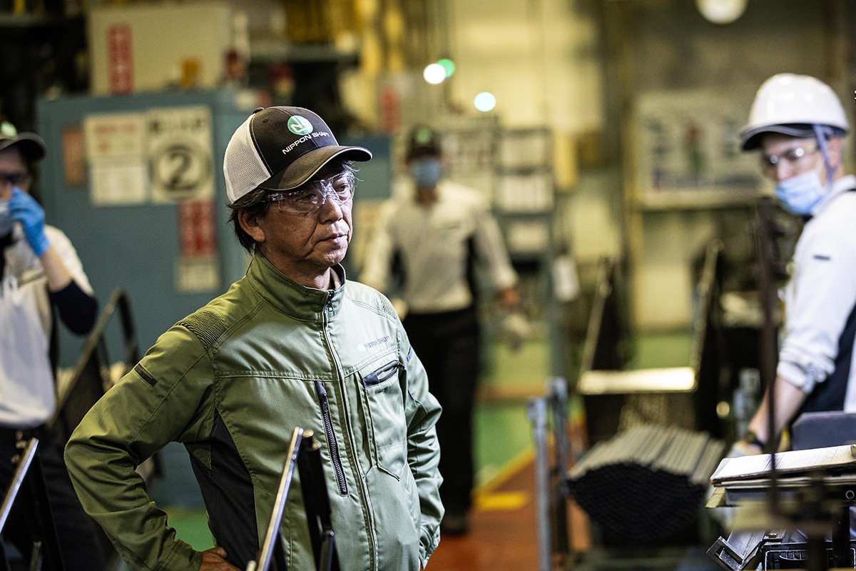 日本シャフトの強みは「開発力」と「品質力」だと強く語っていた松井氏。ちなみに、従業員の安全確保のため、外観検査の工程などを除き、駒ヶ根工場内ではゴーグル着用が必須となっている[写真：角田慎太郎]