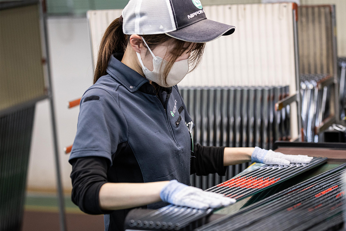 外観検査を行う様子。素早く丁寧に1本1本のシャフトを検査し、傷や汚れがないかを確認する[写真：角田慎太郎]