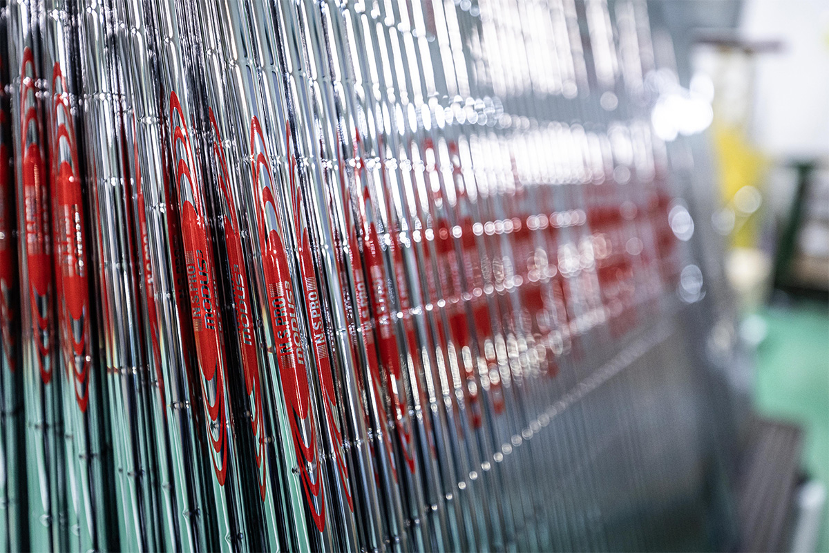 ロゴの印刷を終えた「N.S.PRO MODUS3」。熱処理や研磨、メッキなど多くの作業工程を経て、世界へ羽ばたいていく[写真：角田慎太郎]