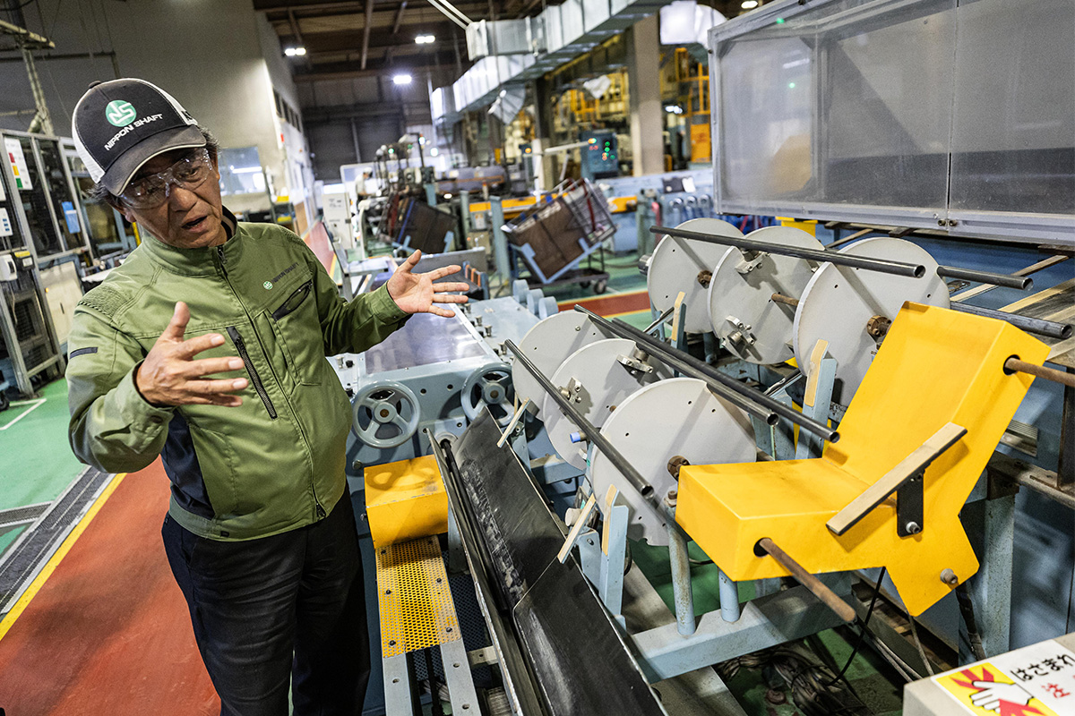 製造工程の説明をする松井氏[写真：角田慎太郎]