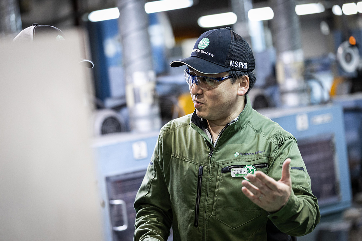 生産本部 駒ヶ根工場の次長も兼任する井上氏。工場取材の際には細かく生産ラインを説明してくれた[写真：角田慎太郎]