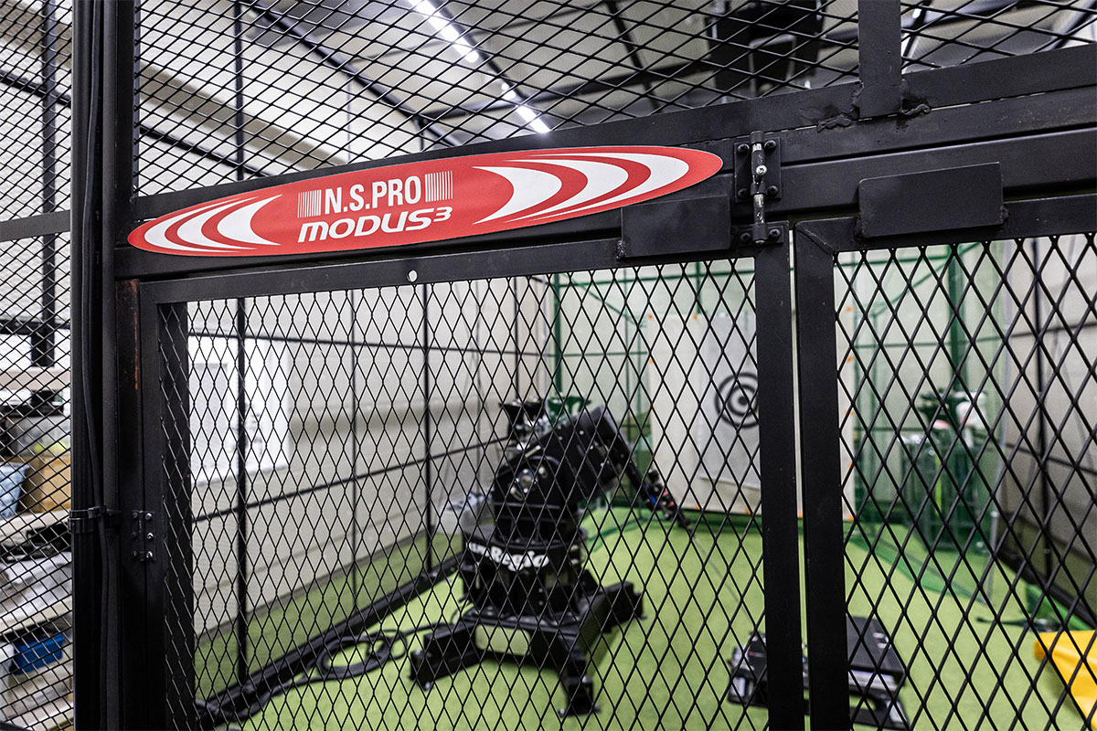 ロボットを用いて何度も試作品を試す[写真：角田慎太郎]