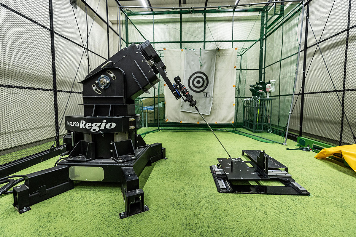 ロボットを用いて何度も試作品を試す[写真：角田慎太郎]