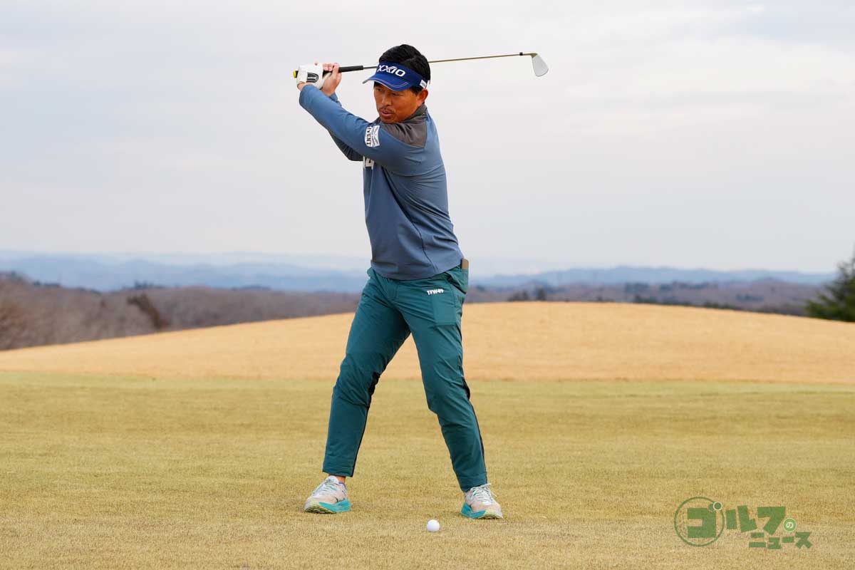 切り返しで手首の力を抜いたら、その際にできる手首のコックをキープしたままクラブを下ろしてくると、ハンドファーストインパクトになる　写真:鈴木祥